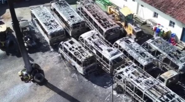 Ônibus municipais ficaram completamente destruídos