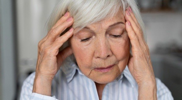 Cerca de 1,2 milhão de brasileiros vivem com a doença de Alzheimer, com aproximadamente 100 mil novos casos diagnosticados por ano