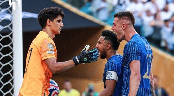 Bounou cumprimentando pelos companheiros após defender pênalti
