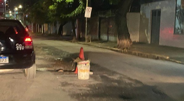 Motoristas sofrem para transitar em rua esburacada e com asfalto se dissolvendo na Encruzilhada