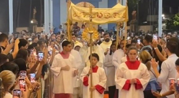 Tapete de Corpus Christi durante celebração religiosa na noite desta quinta-feira, no Recife