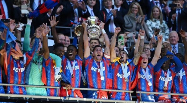 John Textor se aproxima de acordo para venda de ações do Crystal Palace por valor bilionário