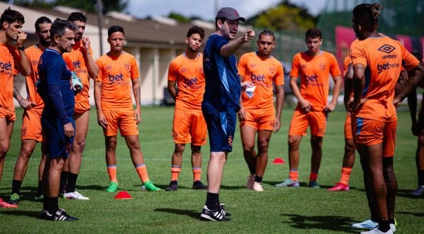 Daniel Paulista em orientação aos jogadores do Sport no treino no CT