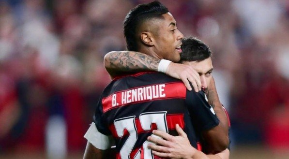 Arrascaeta recebe abraço de Bruno Henrique
