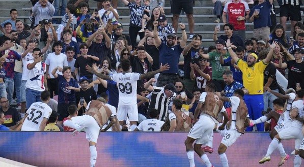 Igor Jesus e jogadores em comemoração de gol do Botafogo no Super Mundial