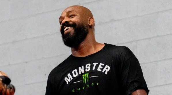 Ainda que o UFC e Dana White insistam, Jon Jones parece a cada dia querer aumentar ainda mais a temperatura dos rumores que indicam a sua aposentadoria