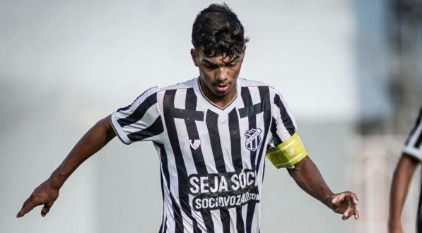 Com apenas 16 anos, volante chama atenção da comissão técnica do clube nordestino