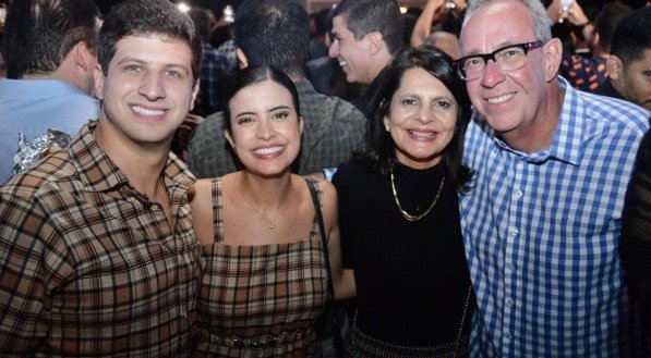 João Campos, Tabata Amaral, Sandra e Álvaro Porto, curtindo o São João