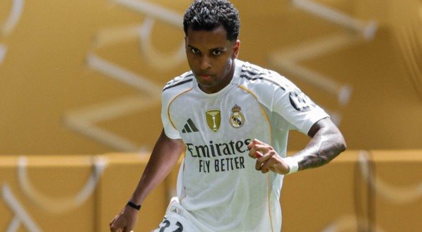Rodrygo com a posse de bola para o Real Madrid em jogo