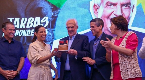 O ex-governador Jarbas Vasconcelos (MDB) foi homenageado pela governadora Raquel Lyra (PSD), no evento de lançamento da 25ª edição da Fenearte, nesta sexta-feira (20)