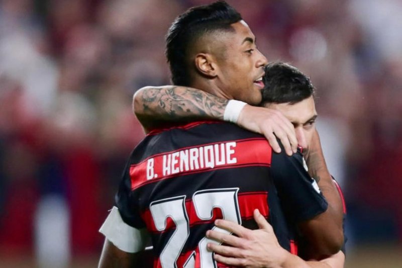 Arrascaeta recebe abraço de Bruno Henrique após gol do Flamengo