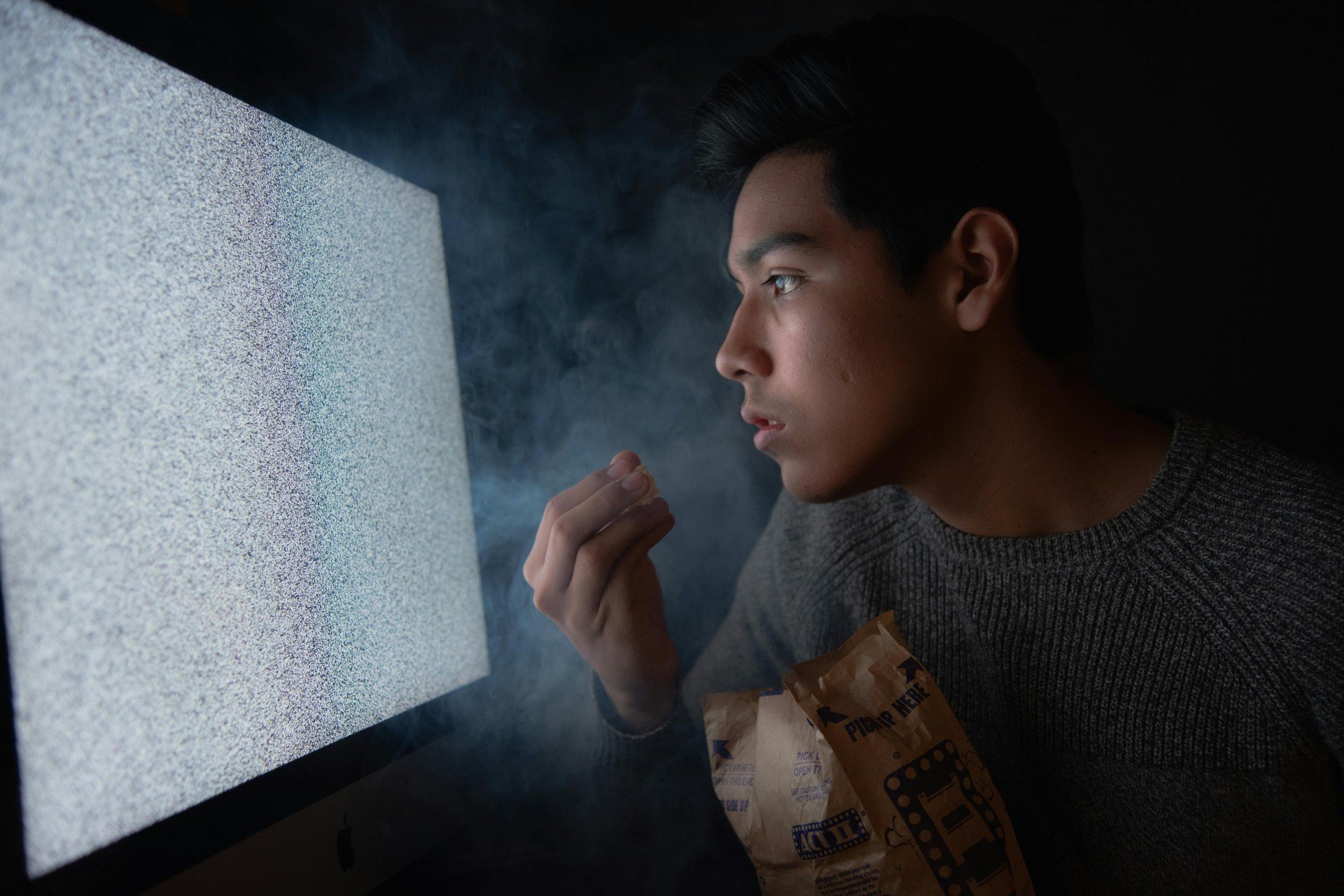 Por que amamos reassistir as mesmas séries? Psicóloga explica significado por trás da prática