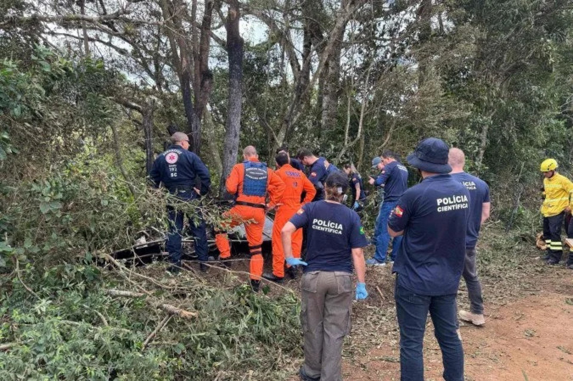 Três pessoas morreram abraçadas em balão que pegou fogo e caiu em SC