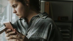Cada vez mais gente recorre à IA em busca de apoio emocional. Silêncio ao redor, conversa com a máquina - e um mundo de questões