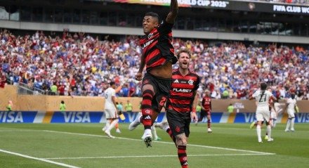 Bruno Henrique vibra com gol do Flamengo contra o Chelsea.