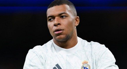 Atacante francÃ?Âªs se recupera de uma gastroenterite, mas sÃ?Â³ deve estrear na Copa do Mundo de Clubes na terceira rodada, contra o RB Salzburg.