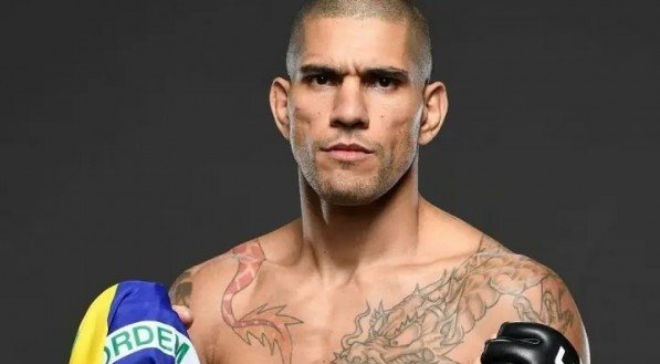 Quem espera ver Alex Poatan subir para o peso-pesado para buscar o triplo campeonato no UFC ou até fazer superlutas, talvez tenha que esperar mais um pouco