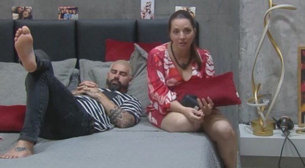 Carol conversa com aliados sobre Cris