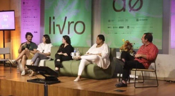 Colunistas debatem na Feira do Livro