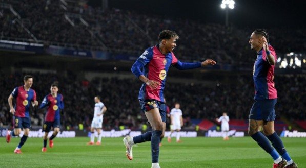 Atacante do Barcelona aproveita as férias no Brasil e, com a camisa da Seleção Brasileira, jogou futebol com crianças em uma quadra da comunidade.