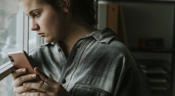 Cada vez mais gente recorre à IA em busca de apoio emocional. Silêncio ao redor, conversa com a máquina - e um mundo de questões