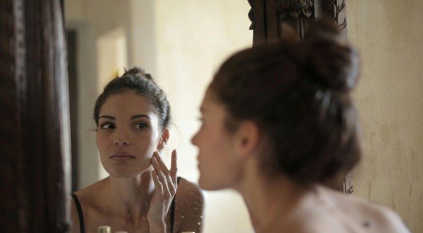Mulher fazendo skincare pela manhã