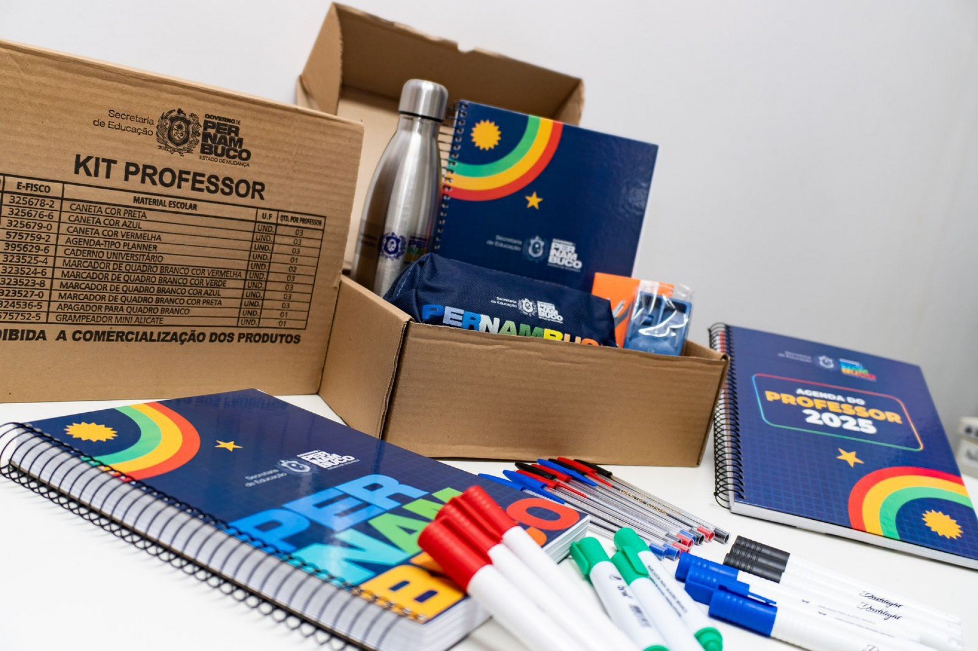 Governo de Pernambuco inicia entrega do Kit Professor na rede estadual