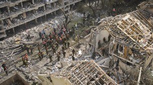 Equipes de resgate trabalham no local atingido por um ataque direto de míssil lançado do Irã contra a cidade de Tel Aviv, em Israel, neste domingo, 22 de junho