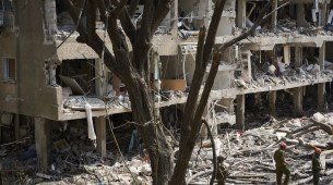  Ao menos 11 pessoas ficaram feridas após o disparo de 30 mísseis iranianos contra o território israelense na madrugada deste domingo, 22