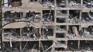 Equipes de resgate inspecionam o local atingido por um ataque direto de míssil lançado do Irã em Tel Aviv, Israel, no domingo, 22 de junho
