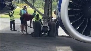 Imagem mostra funcionários do Aeroporto de Noronha no local onde a pista cedeu