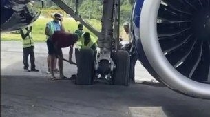 Imagem mostra funcionários do Aeroporto de Noronha no local onde a pista cedeu
