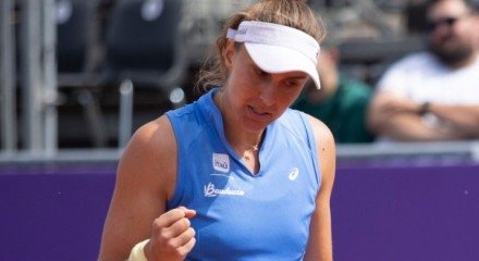 A brasileira Bia Haddad Maia e a alemã Laura Siegemund se sagraram as campeãs de duplas do WTA 250 de Nottingham (GBR) neste sábado, em evento jogado na grama ,com premiação de US$ 275 mil. Parceria cabeça de chave 3 em Nottingham, Bia Haddad e Siegemund superaram na decisão as cabeças de chave 4, a [&#8230;]