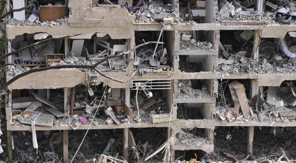 Equipes de resgate inspecionam o local atingido por um ataque direto de míssil lançado do Irã em Tel Aviv, Israel, no domingo, 22 de junho