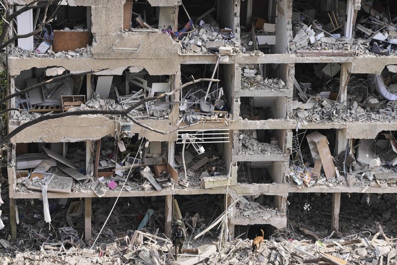 Imagem de arquivo mostra local atingido por um ataque direto de m&iacute;ssil lan&ccedil;ado do Ir&atilde; em Tel Aviv, Israel