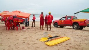Corpo de Bombeiros Militar de Pernambuco realiza buscas pela advogada Maria Eduarda Medeiros, desaparecida na Praia de Suape