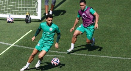 Os jogadores Felipe Anderson e Vitor Roque (D), da SE Palmeiras, durante treinamento, na Universidade da Carolina do Norte. (Foto: Cesar Greco/Palmeiras/by Canon)