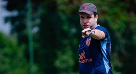 Daniel Paulista, técnico do Sport, em treino no CT José de Andrade Médicis