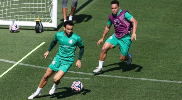 Os jogadores Felipe Anderson e Vitor Roque (D), da SE Palmeiras, durante treinamento, na Universidade da Carolina do Norte. (Foto: Cesar Greco/Palmeiras/by Canon)