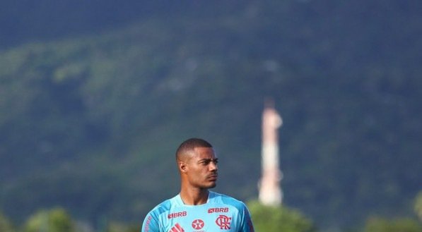 O uruguaio sofreu uma lesão no joelho esquerdo no dia 18 de maio, no clássico contra o Botafogo e, dede então, segue em recuperação.