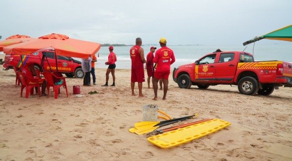 Corpo de Bombeiros Militar de Pernambuco realiza buscas pela advogada Maria Eduarda Medeiros, desaparecida na Praia de Suape