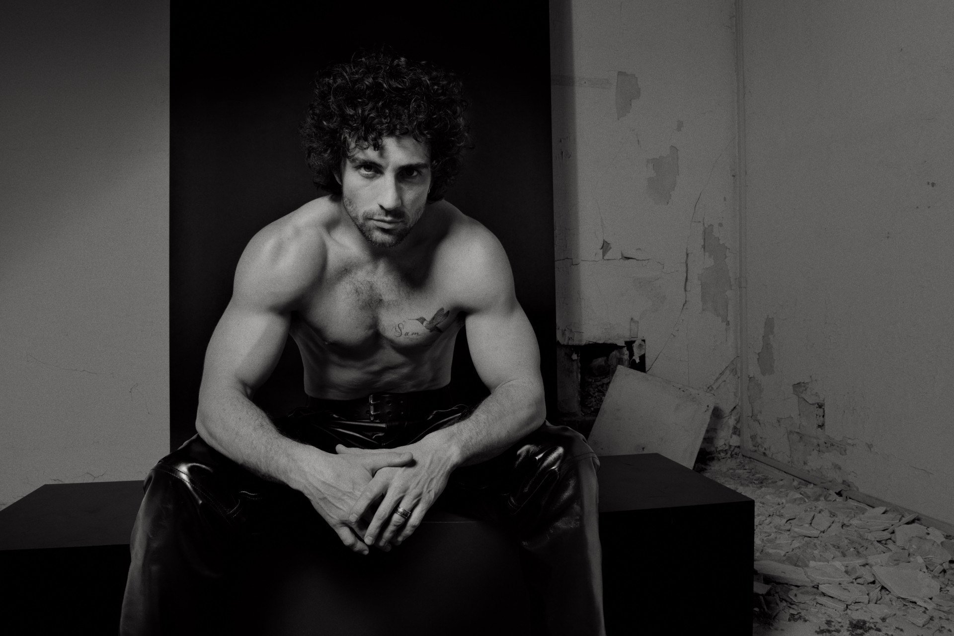 Saint Laurent revela campanha de inverno 2025 com Aaron Taylor-Johnson e Christopher Walken em clima de cinema noir
