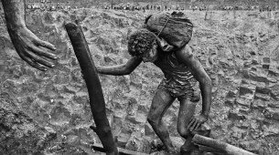 Imagem integrante da exposição 'Gold – Mina de Ouro Serra Pelada', de Sebastião Salgado, em cartaz na Caixa Cultural Recife