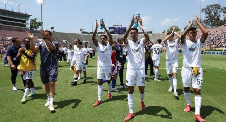 O Alvinegro se classificou para o mata-mata e eliminou o clube espanhol