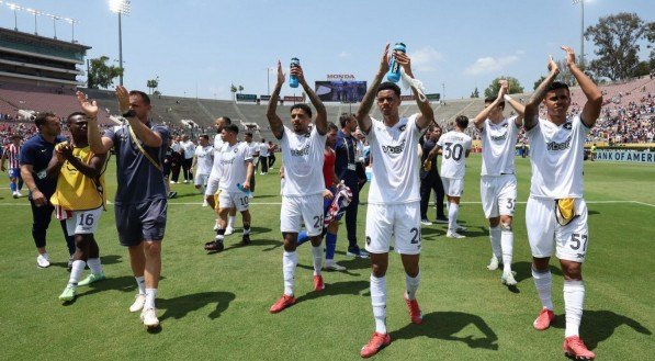 O Alvinegro se classificou para o mata-mata e eliminou o clube espanhol