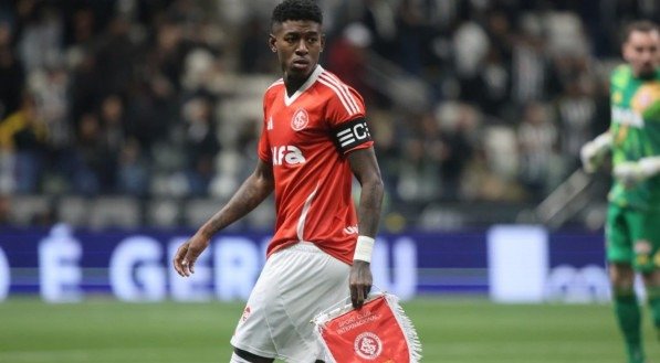 O zagueiro pegou gancho de dois jogos e vira desfalque nas partidas contra Vitória e Ceará