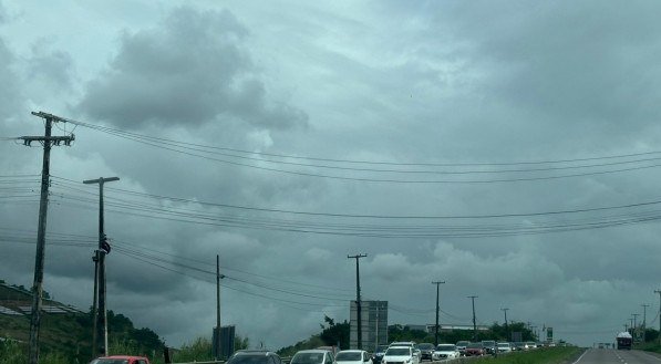 Trânsito intenso na BR 232 no sentido interior - Recife