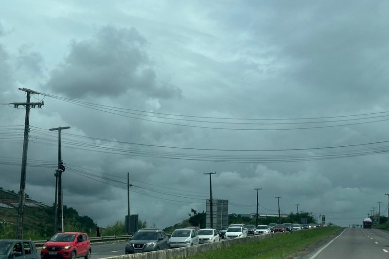 Trânsito intenso na BR 232 no sentido interior - Recife