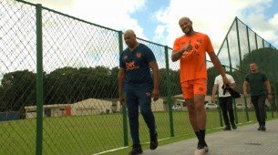 Joelinton fazendo gesto de positivo para foto