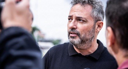 Apesar do interesse de clubes internacionais, Neymar renovou contrato com o Santos até dezembro. Alexandre Mattos revelou bastidores da permanência do craque.